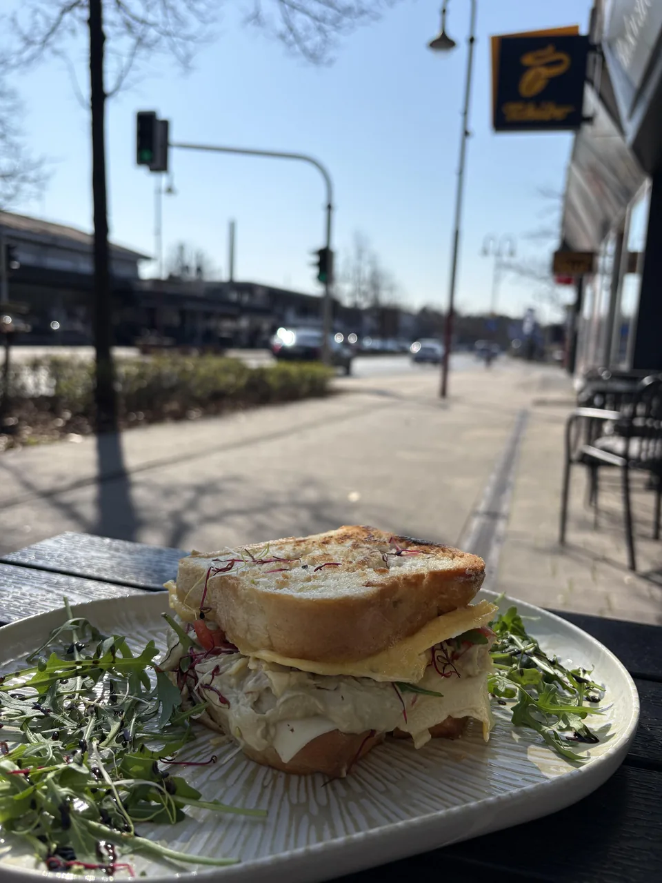 Toast Bun mit Ei, Käse & Avocado